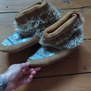 36- **NWT**Cozy Brown and Gray Kids Slippers